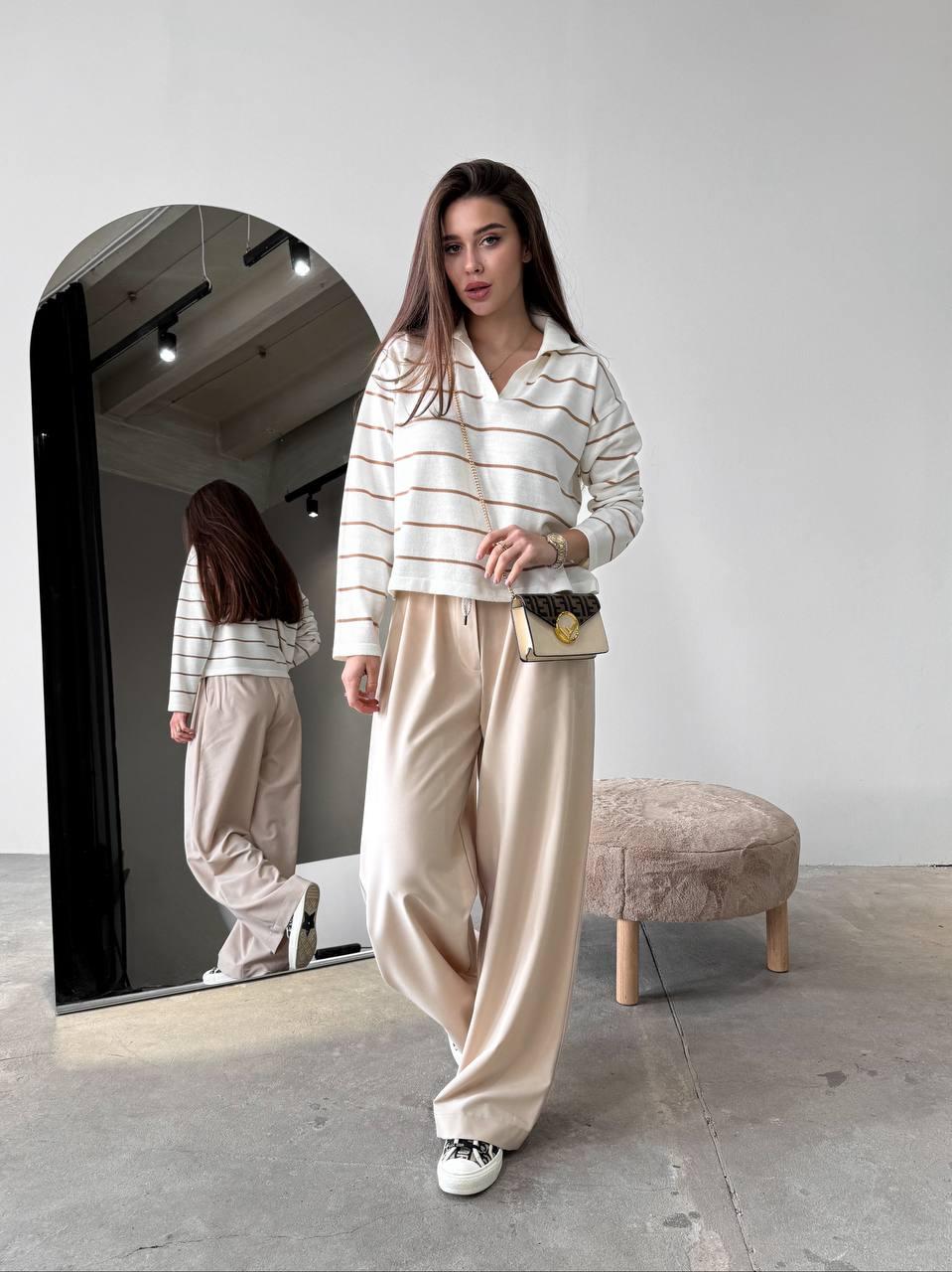 Стильний жіночий в'язаний светр поло в смужку з V-подібним вирізом