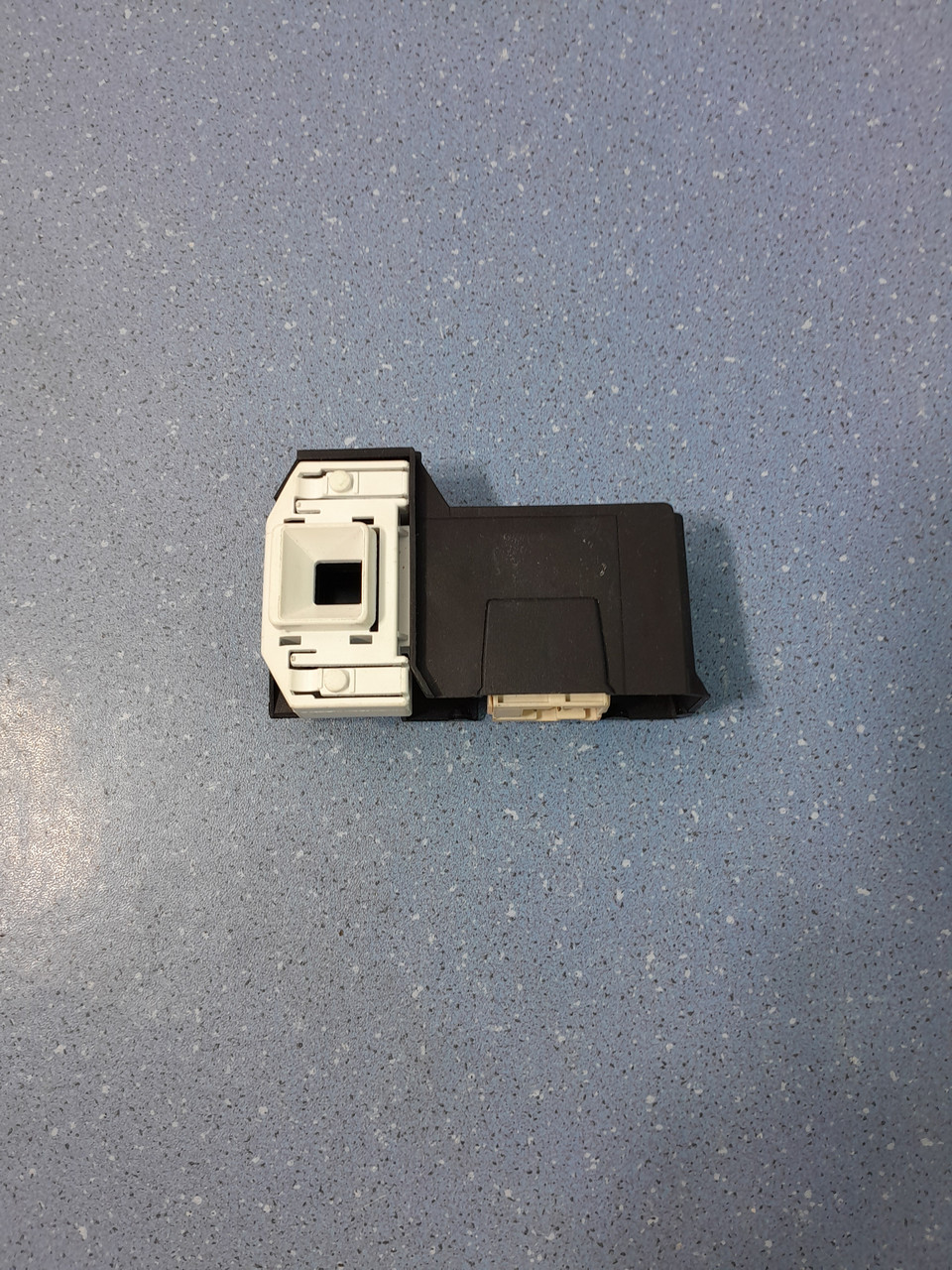 Замок люка для пральної машини Bosch 9000056292