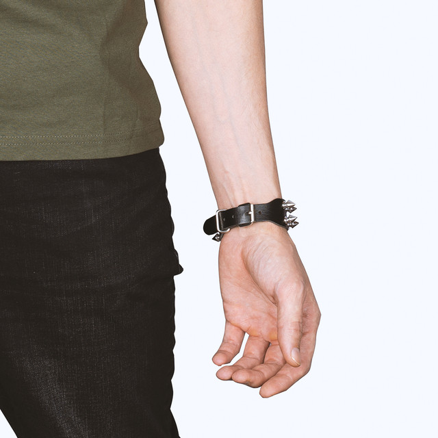 Браслет на руку шкіряний чорний з металевими шипами Браслет на руку шкіряний чорний з металевими шипами