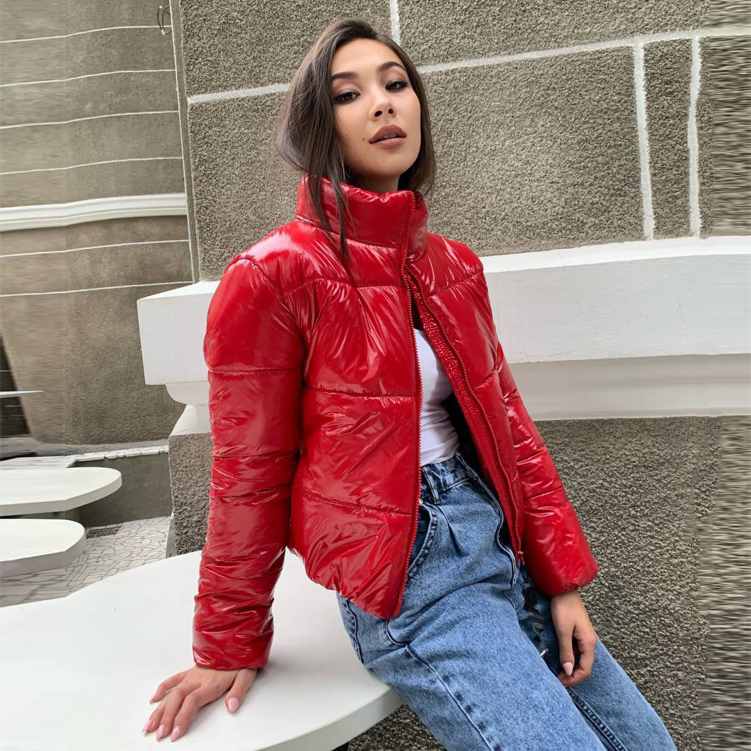 Жіноча червона демісезонна коротка куртка монклер