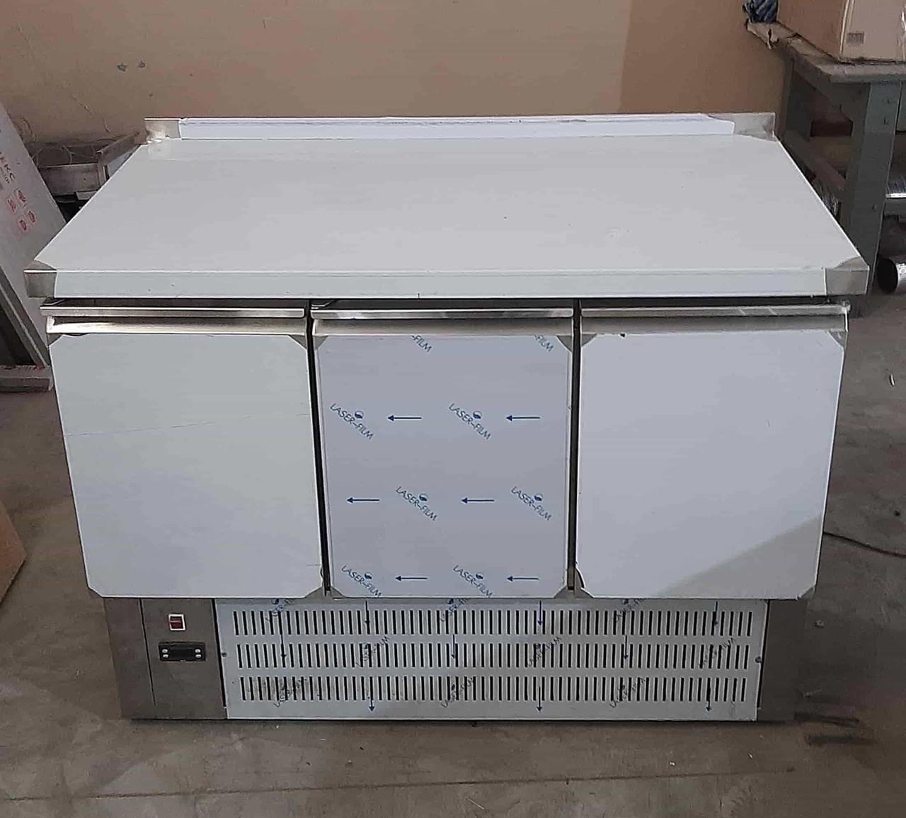 Холодильний стіл 3 двері з нижнім агрегатом