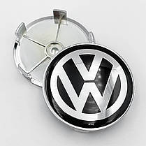 Ковпачки (заглушки) на литі диски VW (Фольксваген) 68 мм Хром лого і база Чорний фон, фото 3