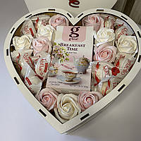Подарочный бокс в деревянной коробке в форме сердца с чаем, розами и конфетами Raffaello на день рождения
