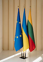 Набор для трех флагов, держатель, атласный флаг Украины ЕС Литвы, древко 2.5 м, наконечник Тризуб с каплей Шар