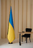 Набір для одного прапора, атласний прапор України 140х200 см, тримач для підлоги, держак 2.5 м, наконечник "Тризуб", фото 3
