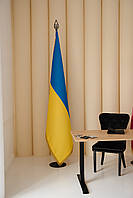Набор для одного флага, флаг атлас Украины 140х200 см, держатель, древко 2.5 м, наконечник "Тризуб с каплей"