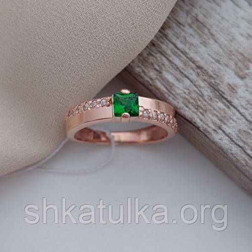 Каблучка позолочена з білими круглими та зеленим квадратним фіанітами 16 розмір