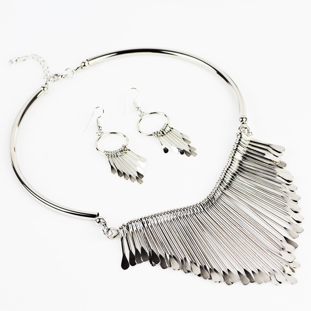 Комплект бижутерии в античном стиле. Колье с сережками серебристое Комплект бижутерии в античном стиле. Колье с сережками серебристое