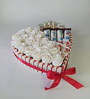 Подарунковий торт-бокс з мильними трояндами