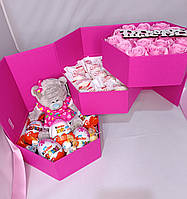 Триярусний солодкий подарунковий бокс для дівчинки,яскраво рожевого кольору. Подарунок на день народження 8.03