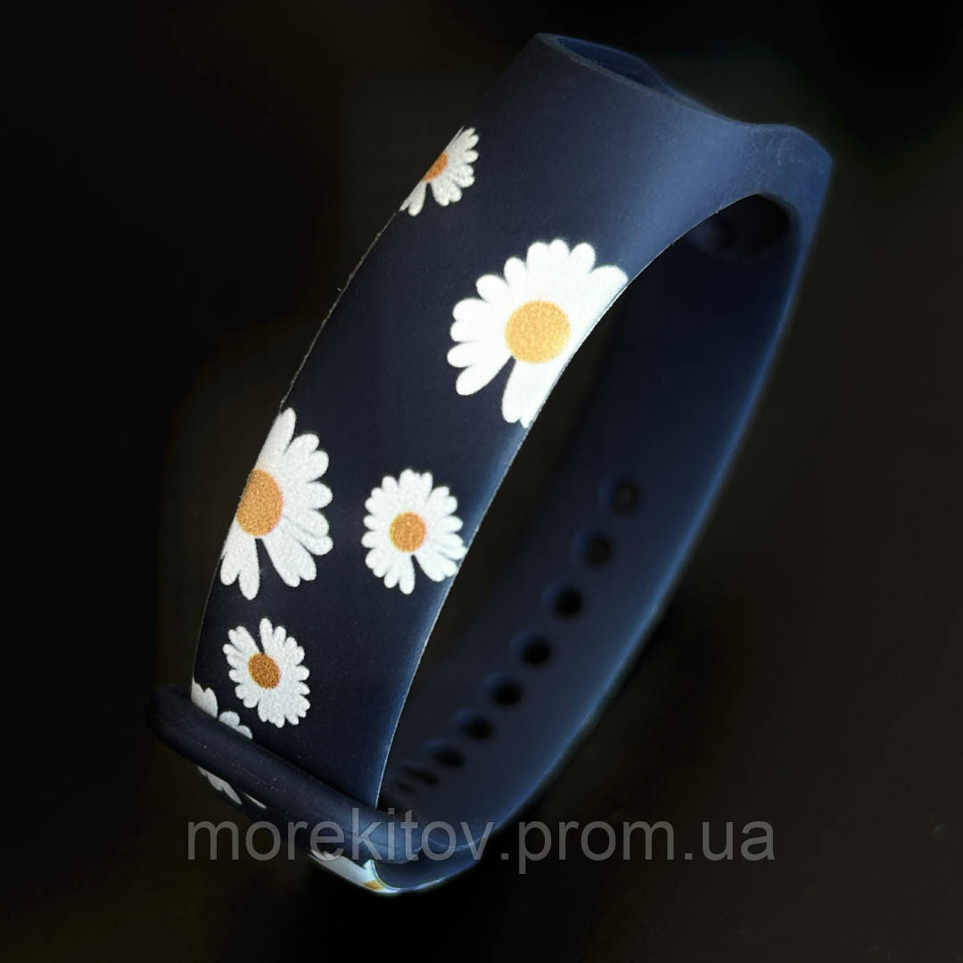 Силиконовый ремешок с дизайнерским рисунком Ромашки MRK для фитнес браслета Xiaomi Mi Band 6/5 темно-синий с - фото 2 - id-p1599575312