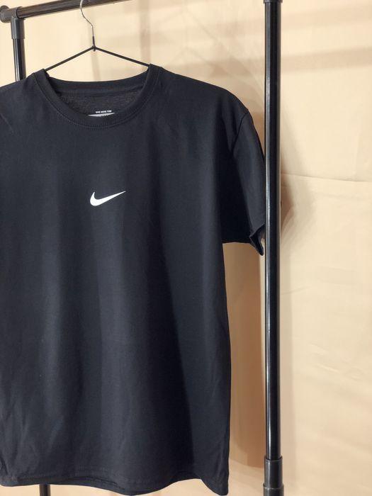 Черна футболка чоловіча Nike Essential | Nike Essential Tee Black by FUTBOLKA.TOP