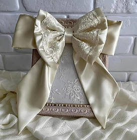 Атласна пов'язка з мереживом на конверт для виписки з пологового будинку "Бантик" Lari Бежевий