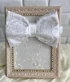 Атласна пов'язка з мереживом на конверт для виписки з пологового "Бантик" Lari Білий