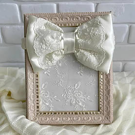 Атласна пов'язка з мереживом на конверт для виписки з пологового "Бантик" Lari Кремовий