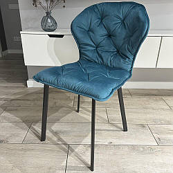 Сині кухонні стільці Marsel із велюровою оббивкою на чорних металевих ніжках