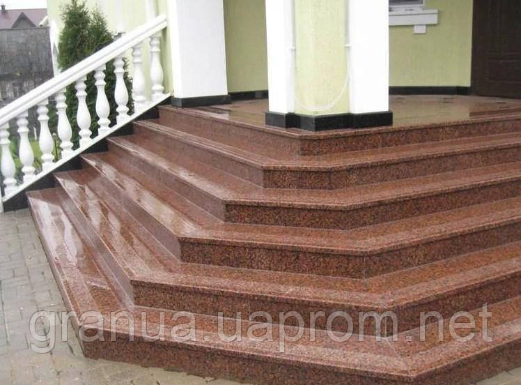 Поліровані сходи з червоного Лізниківського граніту 100 х 30 х 3 см