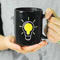 Чашка которая меняет цвет кружка керамическая хамелеон с принтом с рисунком лампочка 330 мл Черный