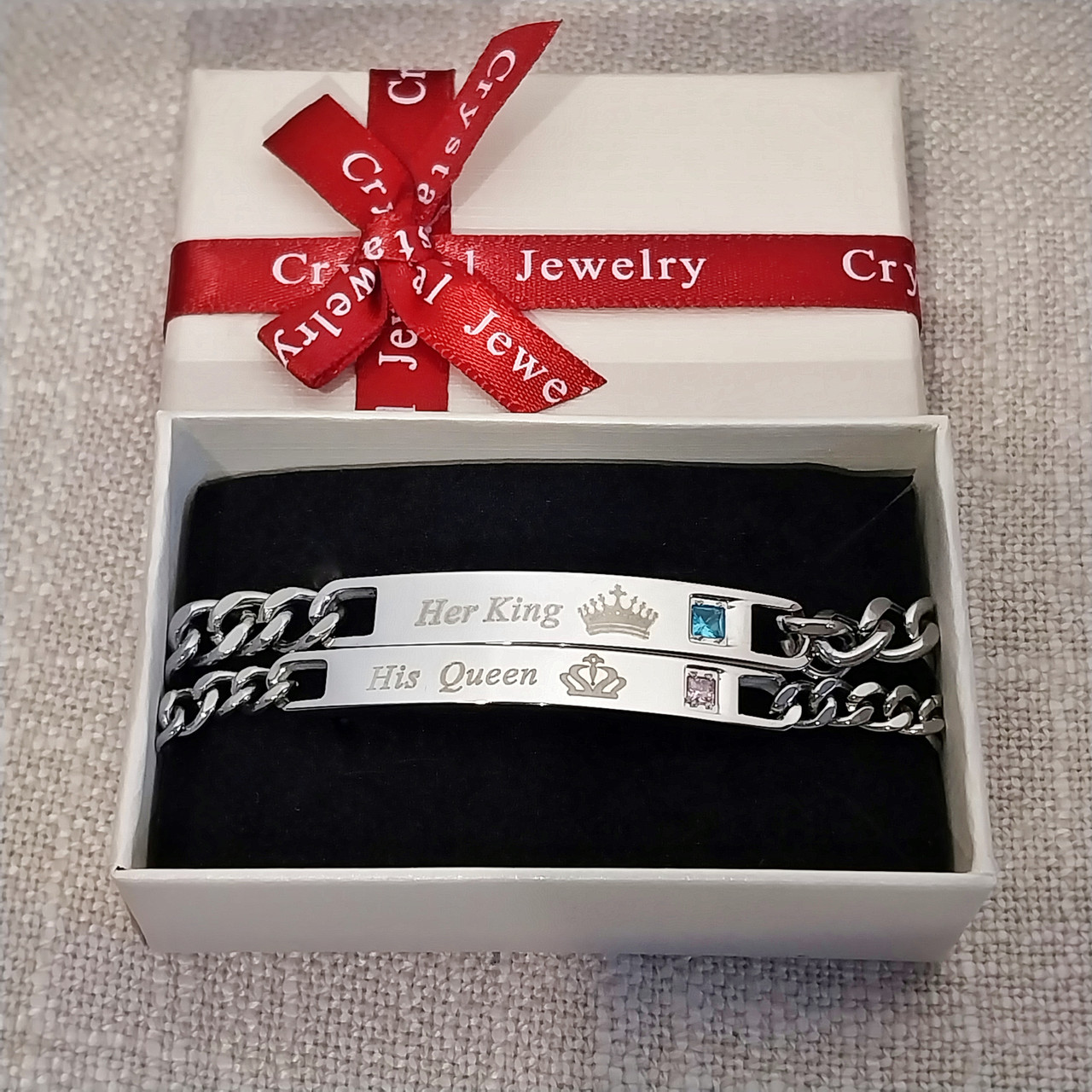 Подарунок закоханим - парні браслети з гравіюванням "Її Король Його Королева" ювелірна сталь у коробочці