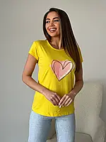 Желтая трикотажная футболка с крупным сердцем, размер S