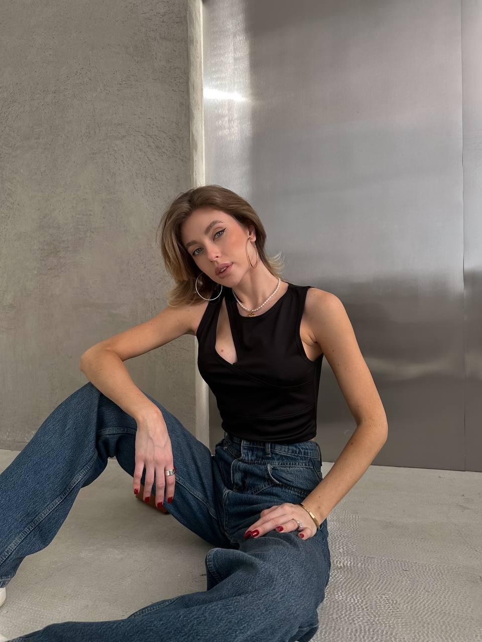 Жіночий чорний топ без рукава з вирізом на грудях (р. 42-48) 31FU1201, фото 1