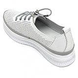 Жіночі шкіряні кеди білого кольору на шнурівці з перфорацією MIDA 230574(751) розмір 36, фото 5