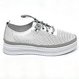Жіночі шкіряні кеди білого кольору на шнурівці з перфорацією MIDA 230574(751) розмір 36, фото 4