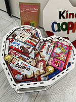 Подарочный набор сладостей Сердце Киндер М, бокс в виде сердца на праздник 8 марта для мамы, девушки сестры