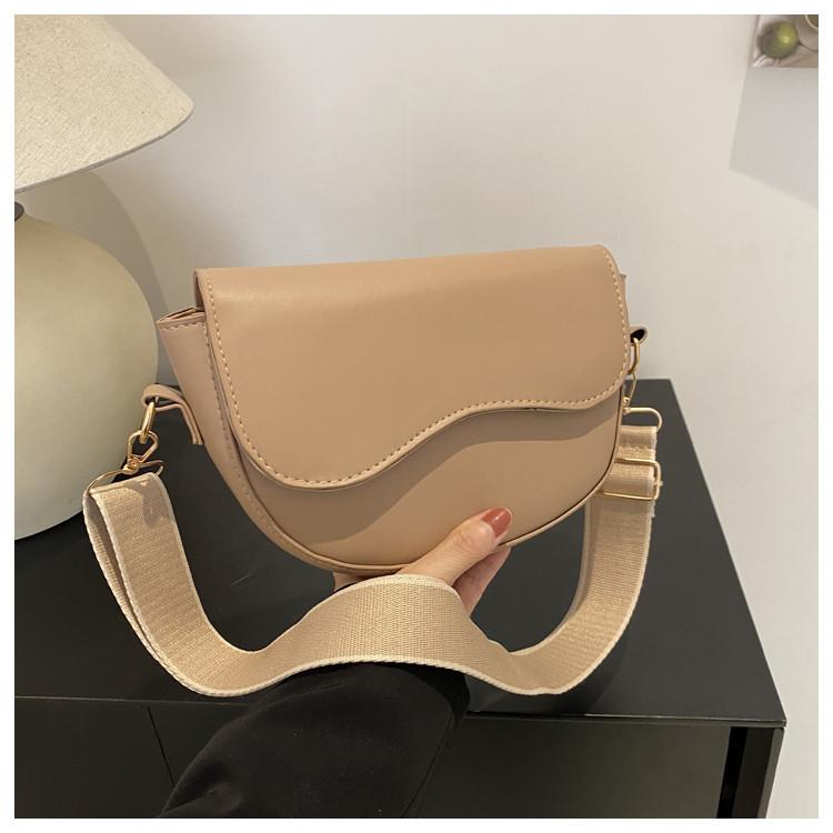 Бежева жіноча сумка хвилька з тканевим ремінцем, фото 1