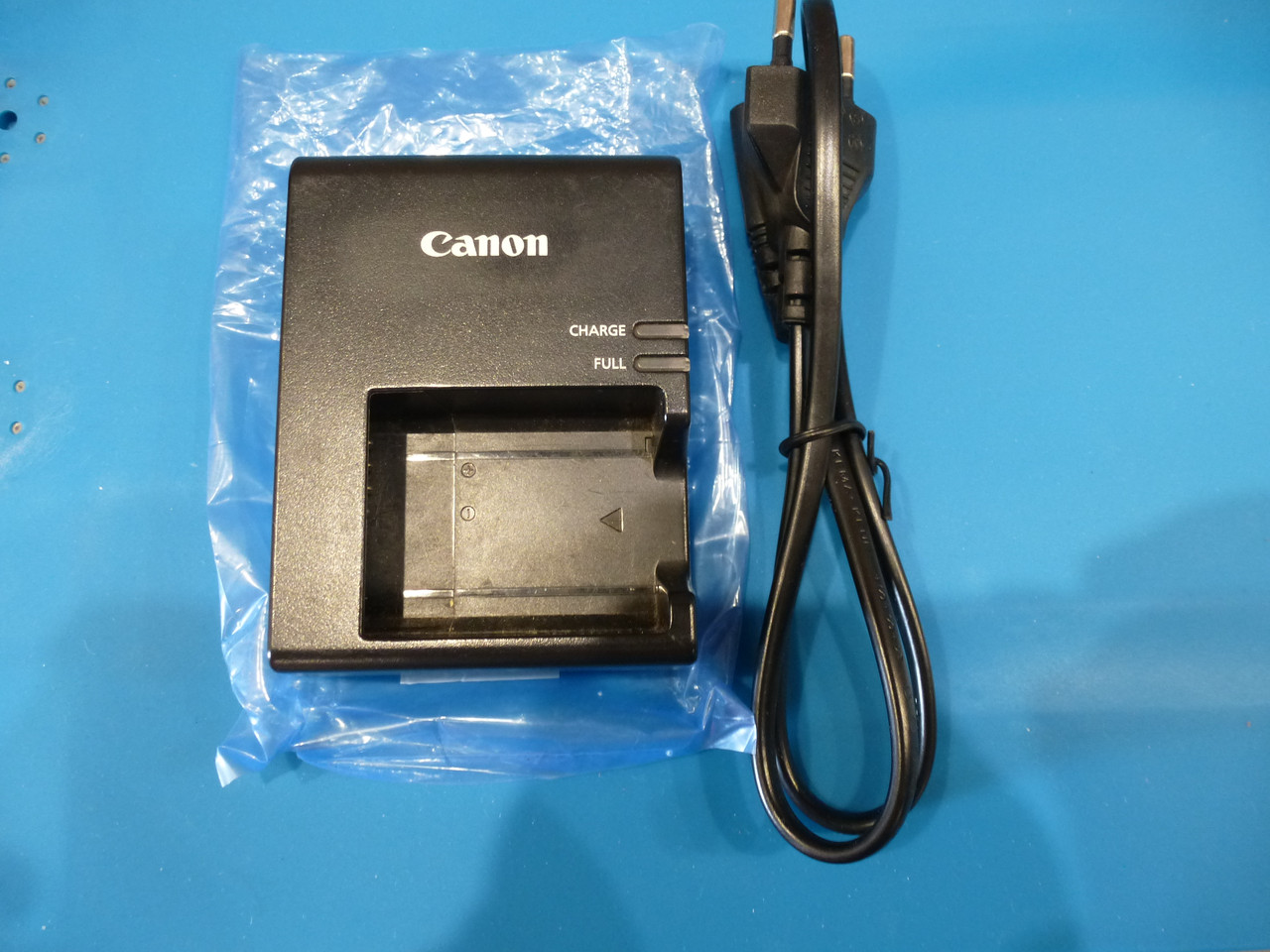 Зарядний пристрій для Canon 1200D для акумулятора Canon LP-E10.