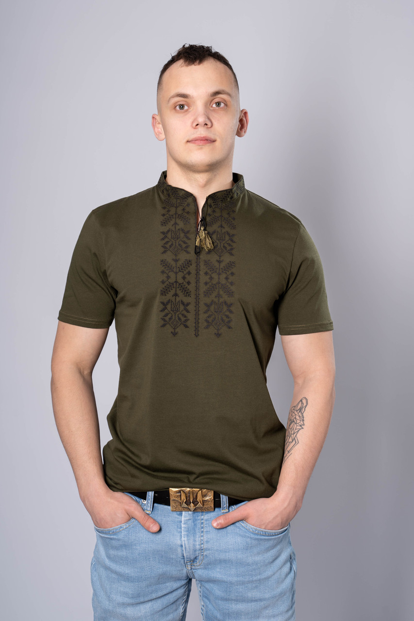 Стильная мужская футболка с вышивкой на груди в темно-зеленом цвете "Тризуб" - фото 1 - id-p1886260209