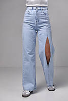 Голубые широкие джинсы с завышенной талией и каплевидным вырезом