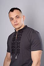 Вишита чоловіча футболка у сірому кольорі із геометричним орнаментом "Тризуб", фото 3