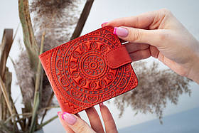 Жіночий шкіряний гаманець червоний з тисненням Етно