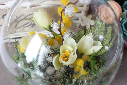 Декор для магазина к празднику 8 Марта с использованием материалов из нашего ассортимента(пластиковые шары, цветы, декор)