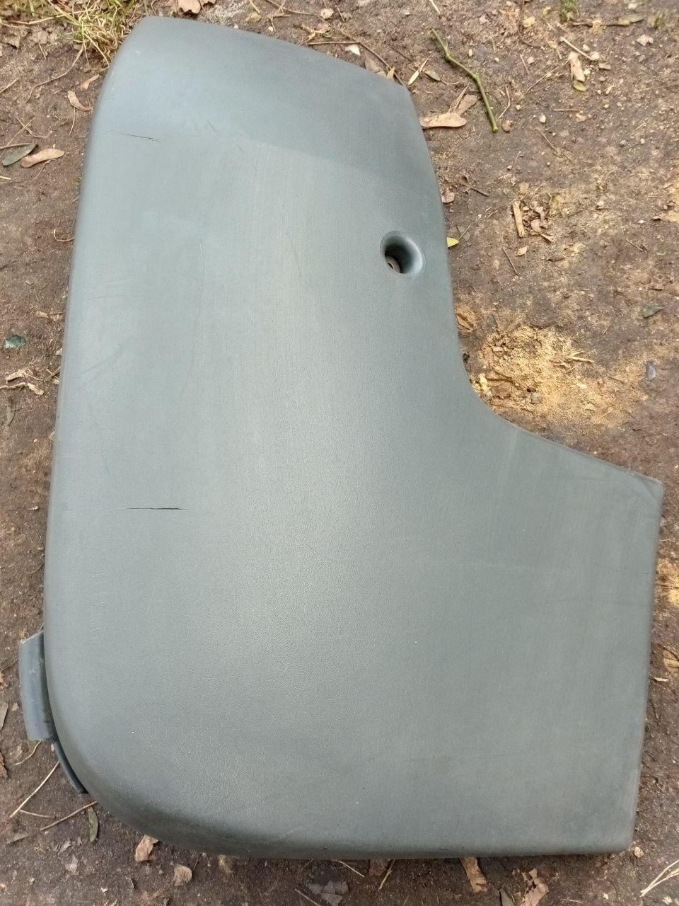 Клик заднього бампера правий Renault Trafic, Opel Vivaro 2001-2014, 7700313232 (Б/У)