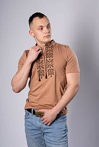 Традиційна чоловіча вишита футболка у бежевому кольору "Тризуб"