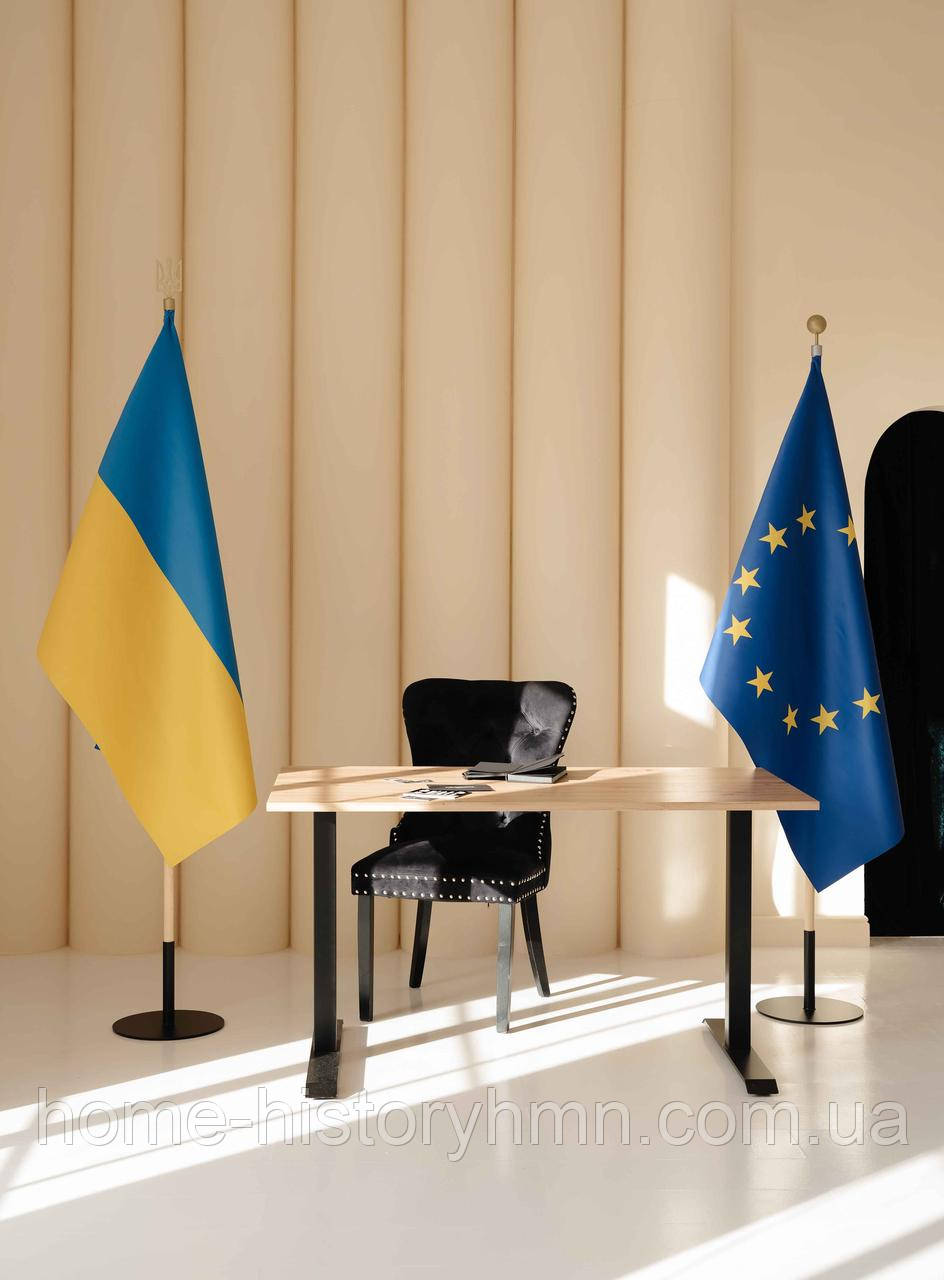 Набір для двох прапорів Україна ЄС, атлас прапор 90х135 см, тримач, держак 2 м, навершя Тризуб Куля