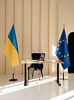 Набор для двух флагов Украина ЕС, атлас флаг 90х135 см, держатель, древко 2 м, наконечник Тризуб Шар