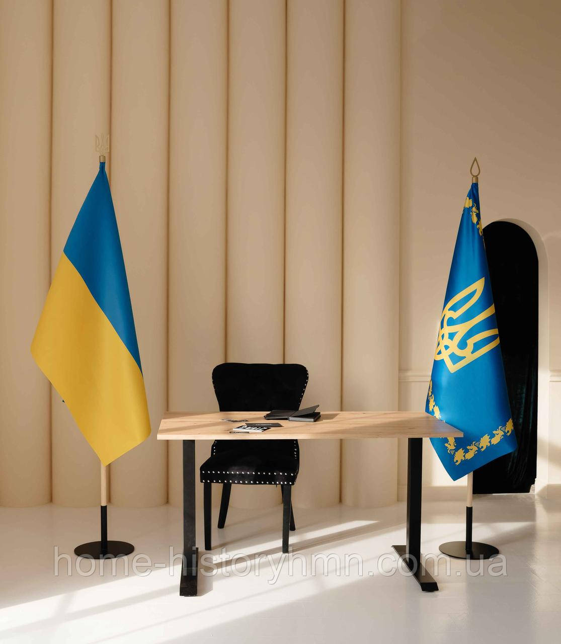 Набір для двох прапорів України, атлас прапор 90х135 см, тримач коло, держак 2 м, наконечник Тризуб Крапля