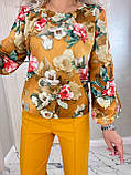 Зручний брючний костюм жіночий гірчиця в квіти осінній костюм із блузою прогулянковий костюм двійка батальний, фото 4