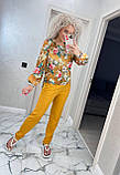 Зручний брючний костюм жіночий гірчиця в квіти осінній костюм із блузою прогулянковий костюм двійка батальний, фото 5