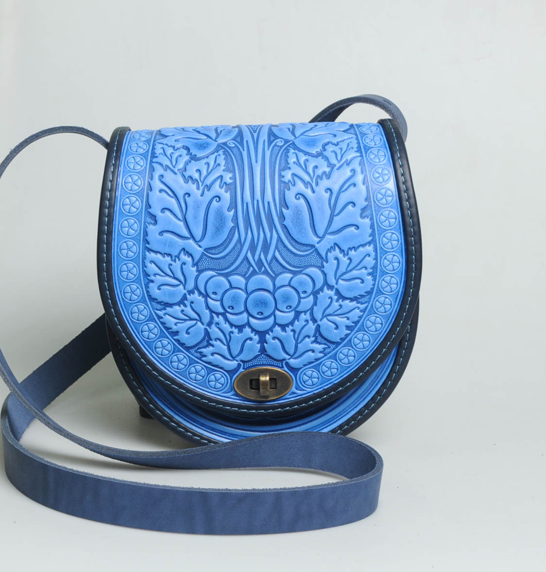 Жіноча шкіряна сіро-синя сумка ручної роботи напівкругла "Калина"