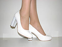 Туфли женские белые лаковые на устойчивом каблуке размер 38