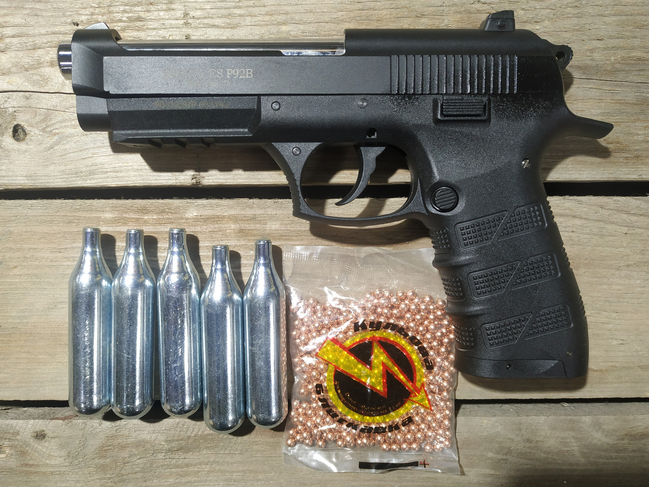 Пневматичний пістолет Voltran Ekol ES P92 Blowback + 5 CO2 + 500 BB 4.5 мм (150 м/с)