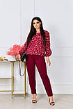 Стильний брючний костюм жіночий бордовий у горох осінній костюм із блузою прогулянковий костюм двійка батальний, фото 3