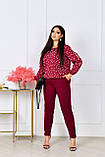 Стильний брючний костюм жіночий бордовий у горох осінній костюм із блузою прогулянковий костюм двійка батальний, фото 4