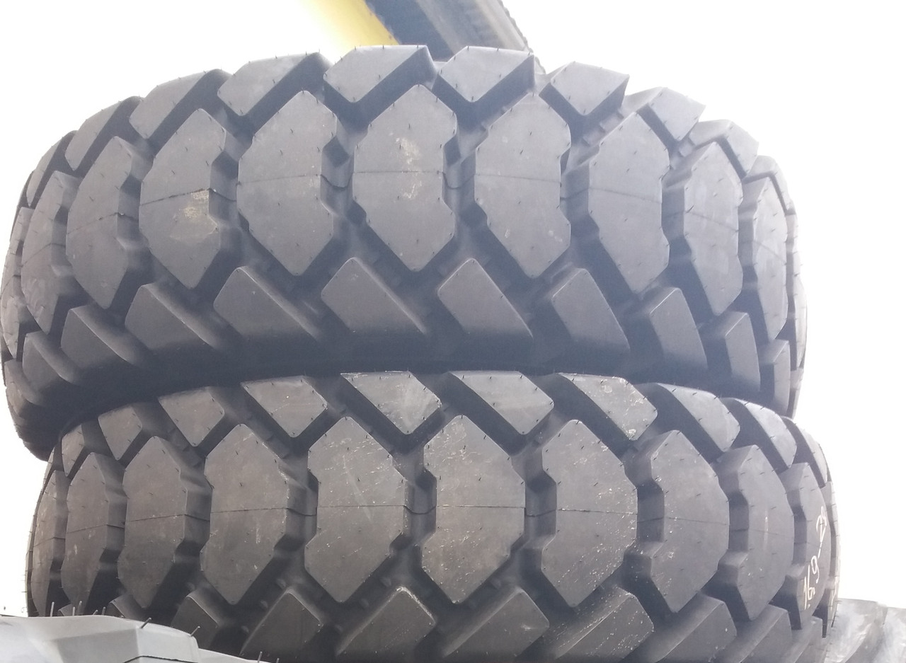 Шина 16.9-28 Jumbo Hulk Galaxy 14PR на экскаватор-погрузчик Шина 16.9-28 Jumbo Hulk Galaxy 14PR на экскаватор-погрузчик