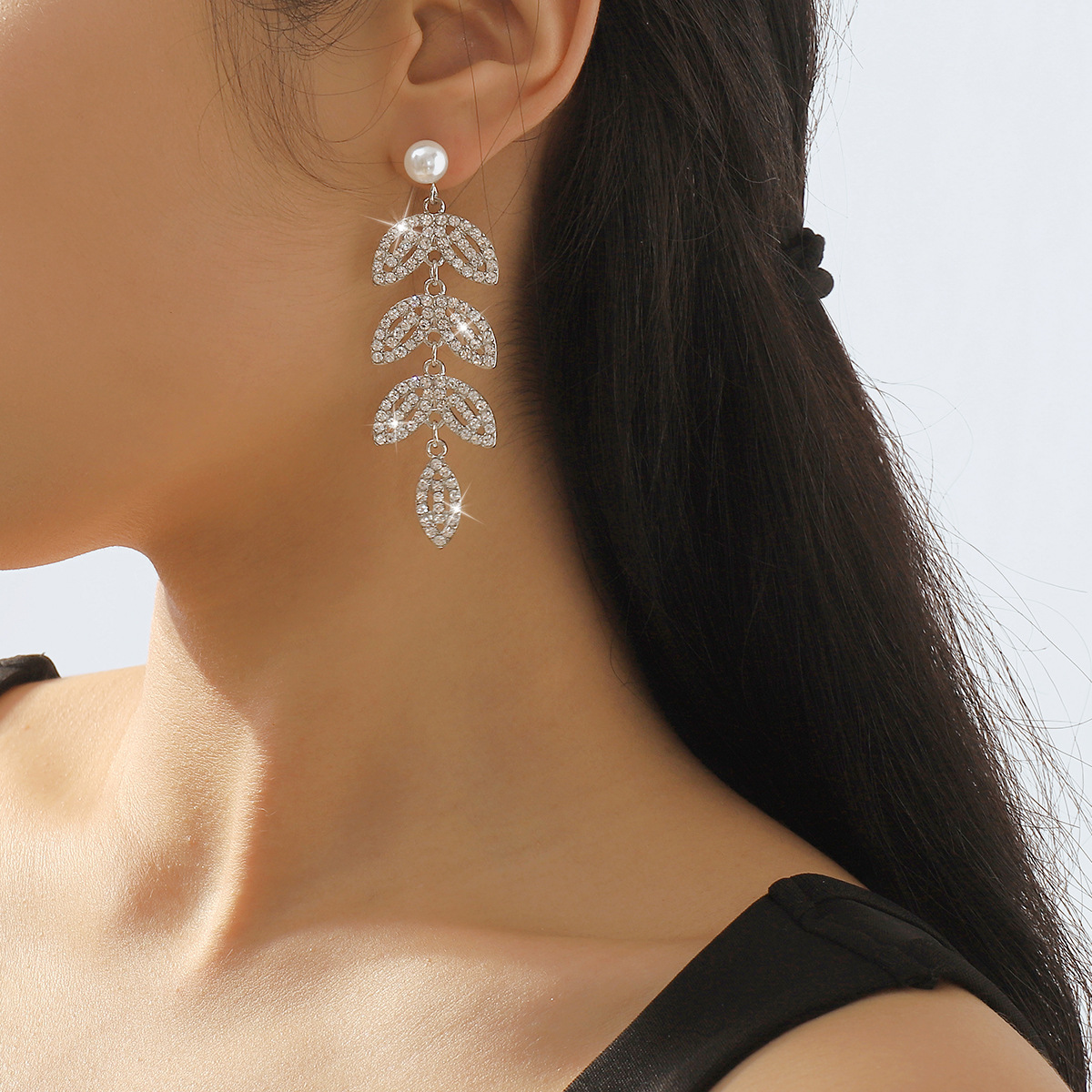 Сережки пелюстки зі стразами, ошатні сережки сріблясті, біжутерія на вечір, весілля/FS-2299