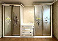 Стенка Классика со шкафами купе и комодом белая с золотом